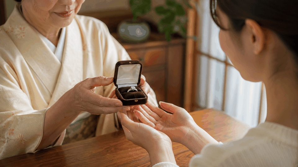 年長の日本人女性から若い女性へ受け継がれるダイヤモンドリング